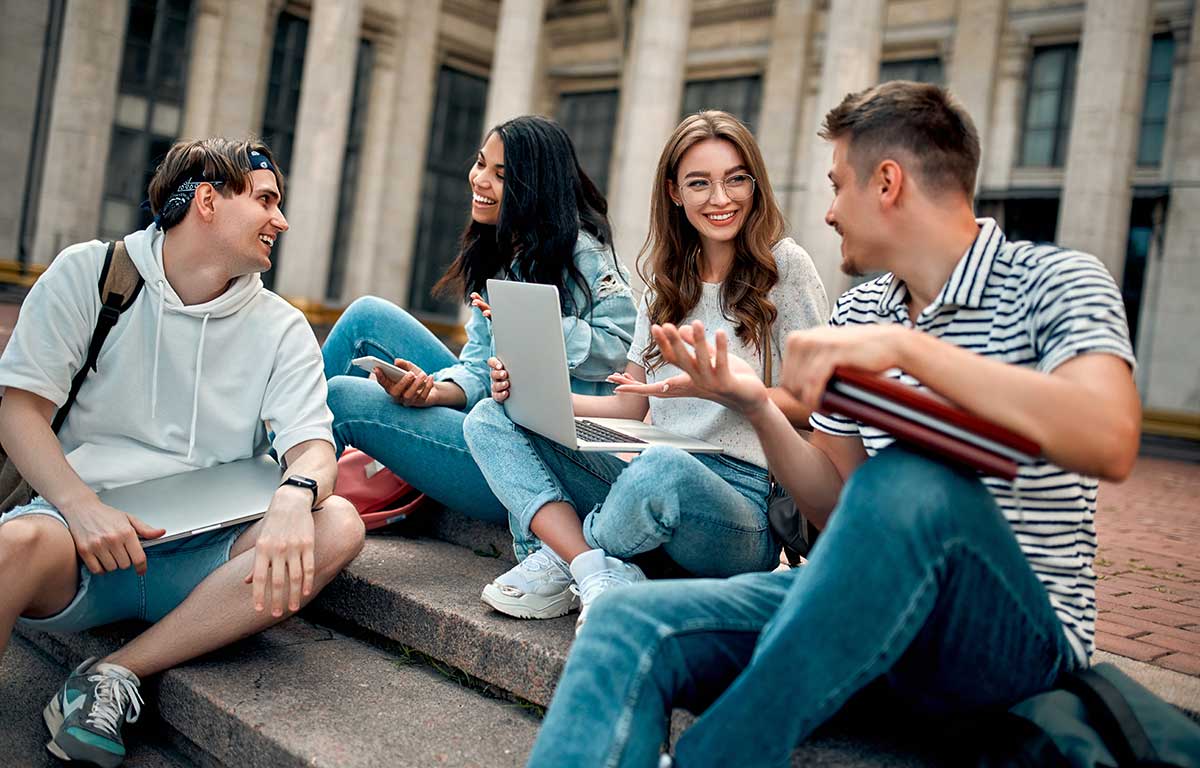 Studierende vor einer Hochschule